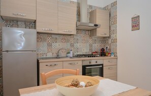 Geladeira, cooktop, talheres/pratos/utensílios de cozinha