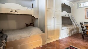 A room with bunk beds, a wardrobe, a chair, and a window with a view. - 1 bedroom gorgeous apartment in åre (Åre)