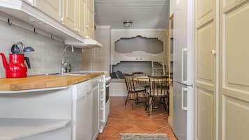 JÀÀkaappi, uuni, liesi, astianpesukone