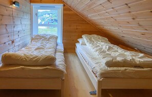 Free WiFi - 4 bedroom lovely home in Leinøya (Leinøya)