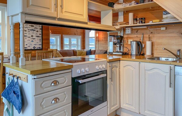 Fridge, oven, stovetop, dishwasher - 4 bedroom lovely home in Leinøya (Leinøya)