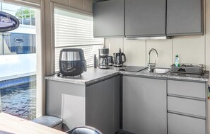 Refrigerador, parrilla de estufa, lavavajillas y cafetera y tetera 