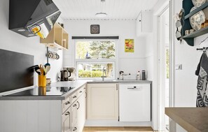 Fridge, oven, stovetop, dishwasher - Amazing home in Tarm with WiFi (Tarm)