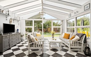 TV, fireplace - Amazing home in Tarm with WiFi (Tarm)