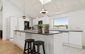 Fridge, microwave, stovetop, dishwasher - Gorgeous home in Glesborg with sauna (Glesborg)