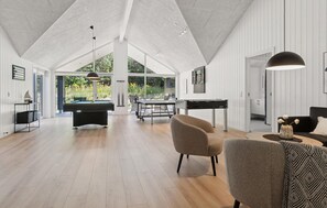 Smart TV, table football, ping pong - Gorgeous home in Glesborg with sauna (Glesborg)