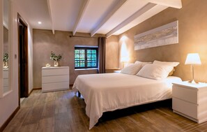 6 bedrooms, iron/ironing board, travel cot, free WiFi - Pet friendly home in Genestelle (Genestelle)