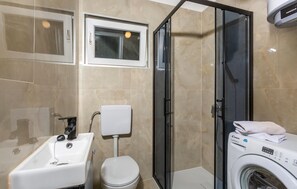 Shower, hair dryer - Amazing home in Kastav with outdoor swimming pool (Kastav)
