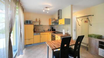 Kühlschrank, Mikrowelle, Herdplatte, Geschirrspüler