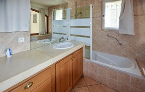 Shower, hair dryer - Lovely home in Gargas with house a mountain view (Gargas)