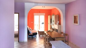 A room with a dining table, chairs, a bench, and a TV. - 2 bedroom nice apartment in Vir (Vir)