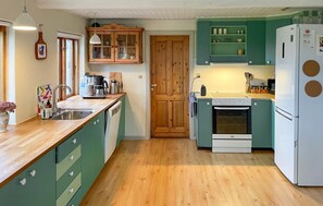 冷蔵庫、コンロ、食器洗い機、コーヒー / ティーメーカー