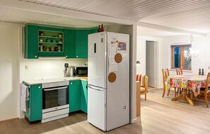 Réfrigérateur, micro-ondes, plaque de cuisson, lave-vaisselle