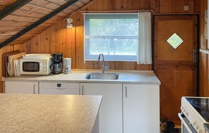 Een koelkast, een kookplaat, een vaatwasser