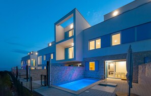 A heated pool - Nice home in Privlaka (Privlaka)