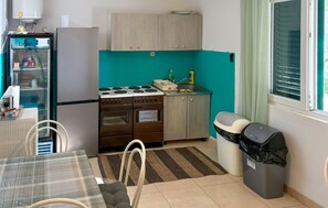 Frigorifero, forno, piano cottura, macchina per tè/caffè