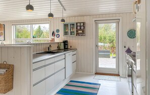 ثلاجة، موقد طهي مسطح، غسالة أطباق، ماكينة لصنع القهوة/الشاي