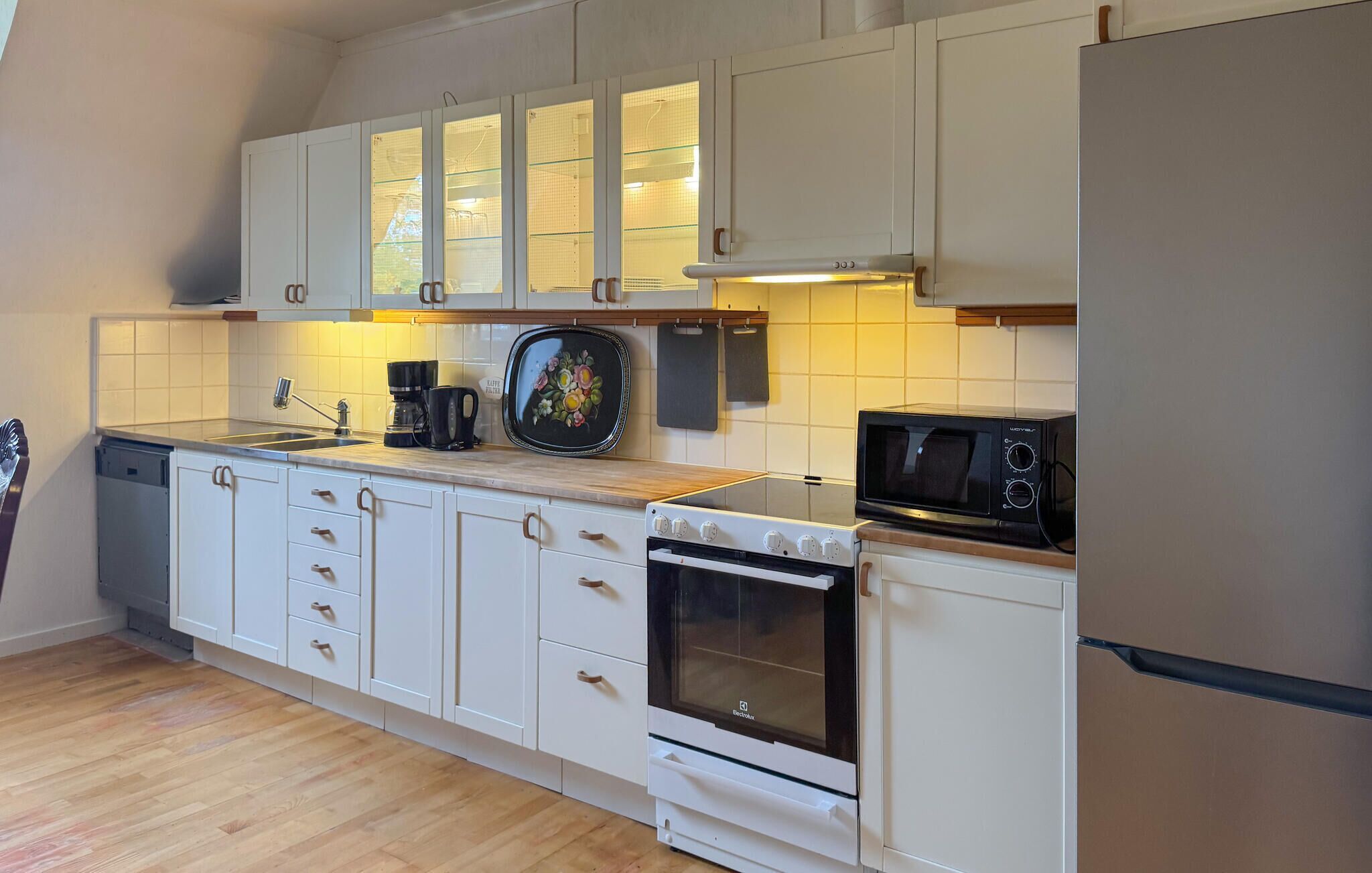 Køleskab, kogeplade, opvaskemaskine, kaffe-/temaskine