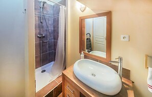 Shower - Nice home in MONTBAZIN with WiFi (MONTBAZIN)
