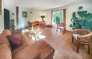 TV - Nice home in MONTBAZIN with WiFi (MONTBAZIN)