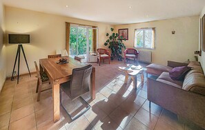 TV - Nice home in MONTBAZIN with WiFi (MONTBAZIN)