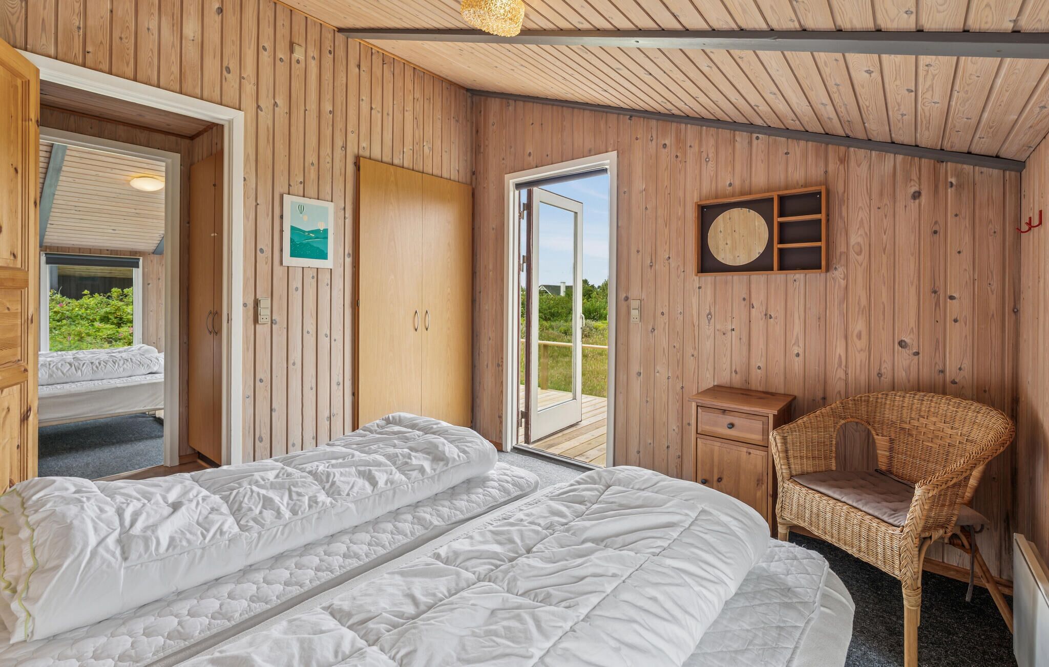 Travel crib, free WiFi