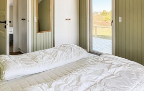 Travel cot, free WiFi - Awesome home in Hvide Sande with sauna (Hvide Sande)