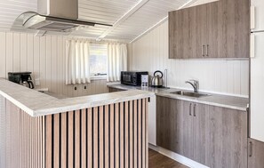 Fridge, microwave, oven, stovetop - Awesome home in Hvide Sande with sauna (Hvide Sande)