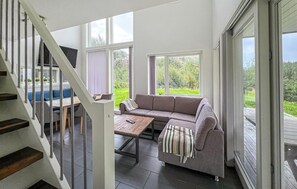 Smart TV - Gorgeous home in Svenevig with WiFi (Svenevig)