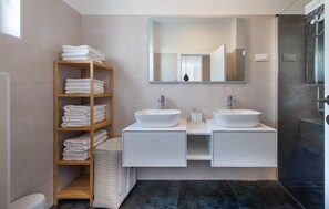 Shower, hair dryer - Nice home in Brodarica (Brodarica)