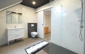 Shower, hair dryer - Maison spacieuse littoral (Bricqueville-sur-Mer)
