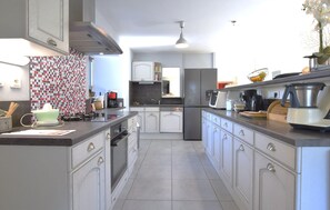 Fridge, microwave, oven, stovetop - Maison spacieuse littoral (Bricqueville-sur-Mer)
