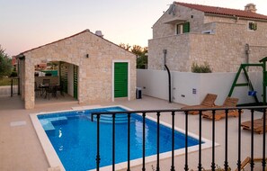 A heated pool - Nice home in Privlaka (Privlaka)