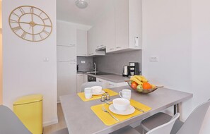 Fridge, oven, dishwasher, coffee/tea maker - Nice home in Privlaka (Privlaka)