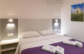 Iron/ironing board, travel crib, free WiFi - Stunning home in Privlaka (Privlaka)