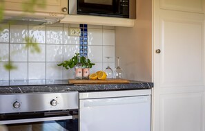 Fridge, microwave, stovetop, coffee/tea maker - Stunning home in Byxelkrok with WiFi (Byxelkrok)