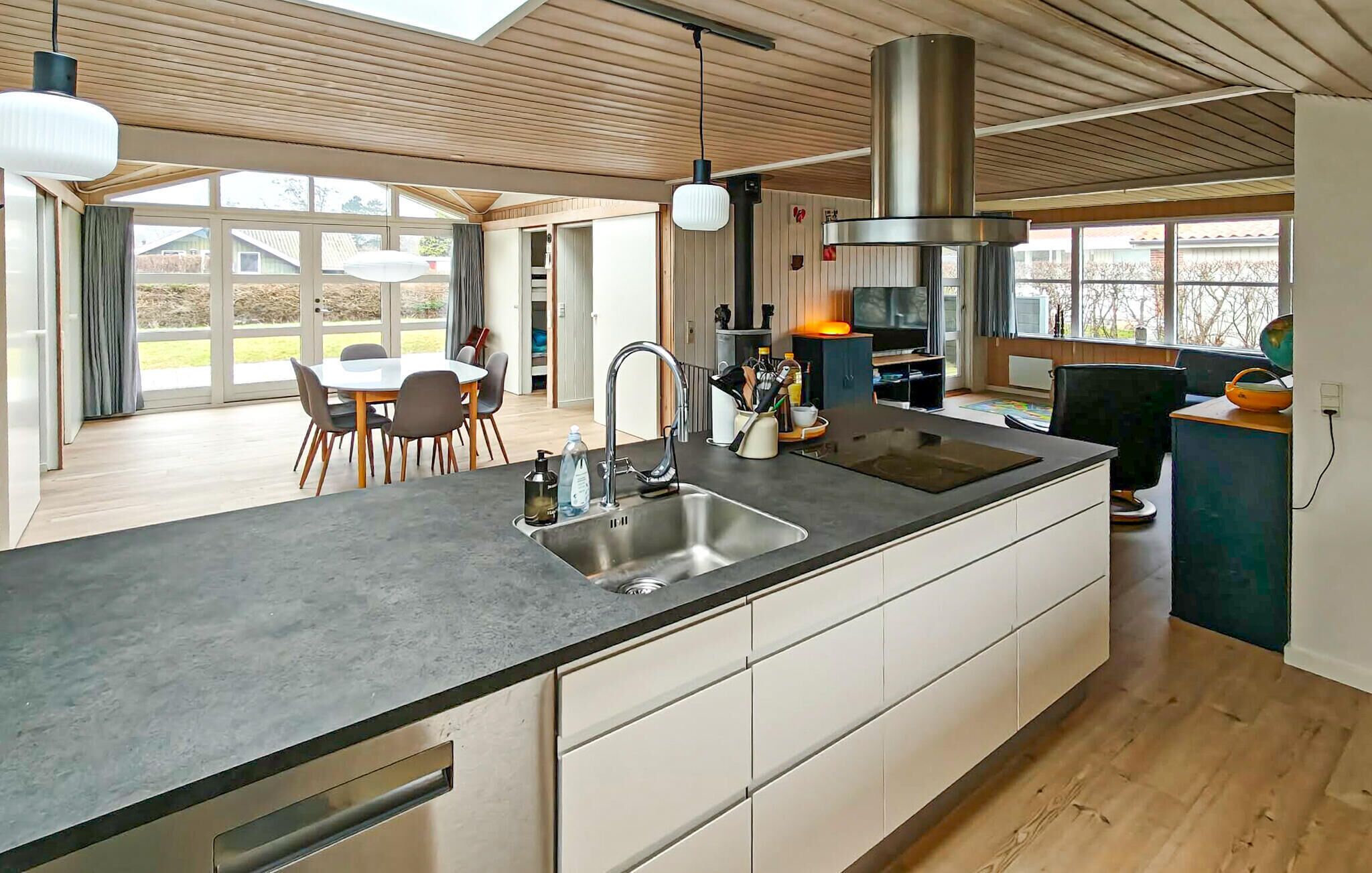 Frigorífico, placa de cocina, lavavajillas y cafetera o tetera