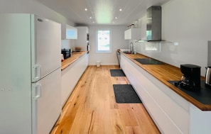 Fridge, microwave, oven, stovetop - Gorgeous home in Väversunda with house sea view (Väversunda)