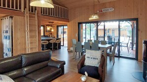 Ein gemütliches Interieur mit einer Ledersofa, einem Holztisch und einem Essbereich mit Stühlen und einem Tisch.