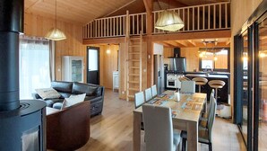Ein gemütliches Blockhaus mit Wohnbereich, Essbereich und Küche.