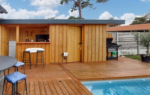 Outdoor dining - Belle maison avec piscine (Vendays-Montalivet)