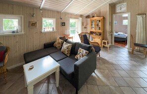 TV, DVD player - Awesome home in Tarm with sauna (Tarm)
