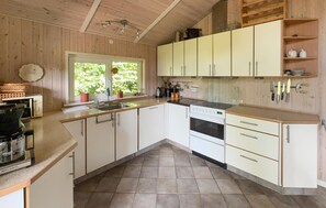 Fridge, microwave, oven, stovetop - Awesome home in Tarm with sauna (Tarm)