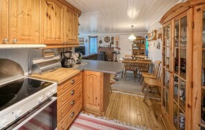 Fridge, microwave, oven, stovetop - 3 bedroom gorgeous home in Farsund (Farsund)