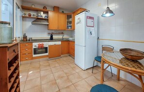 Fridge, oven, stovetop, dishwasher - 3 bedroom cozy home in Islantilla - Isla Cris (Islantilla - Isla Cris)