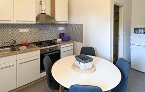 Fridge, oven, stovetop, cookware/dishes/utensils - Stunning apartment in Sveti Petar na Moru (Sveti Petar na Moru)