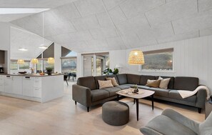 Smart TV, table football, ping pong - Beach front home in Hvide Sande with sauna (Hvide Sande)