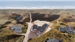 Eine Luftaufnahme einer Küstenwohngegend mit Häusern und einem Strand.