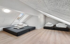 Travel cot, free WiFi - Beach front home in Hvide Sande with sauna (Hvide Sande)