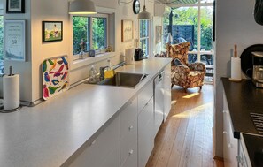 Kjøleskap, kokeplater, oppvaskmaskin og kaffetrakter/tekoker